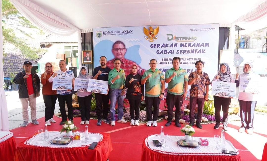 Menghadapi ancaman inflasi yang semakin meningkat, Pemerintah Kota Batu mengambil langkah inovatif dengan menggelar Gerakan Tanam Cabai di sekolah-sekolah.