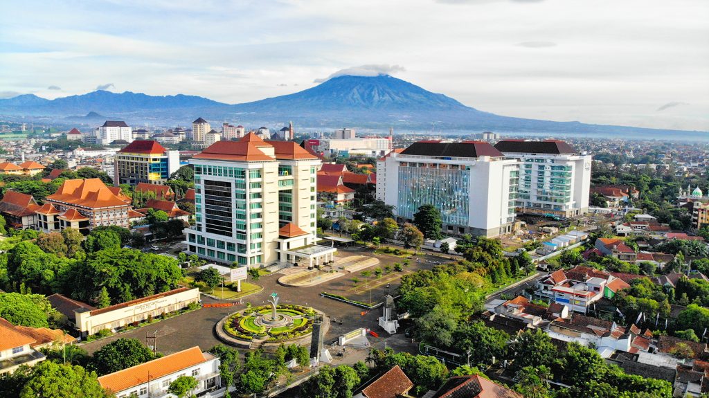 Komitmen Universitas Negeri Malang (UM) dalam mendukung pengembangan mahasiswa berbakat kembali terbukti dengan keberhasilan meraih 10 besar Pekan Ilmiah Mahasiswa Nasional (PIMNAS) ke-37