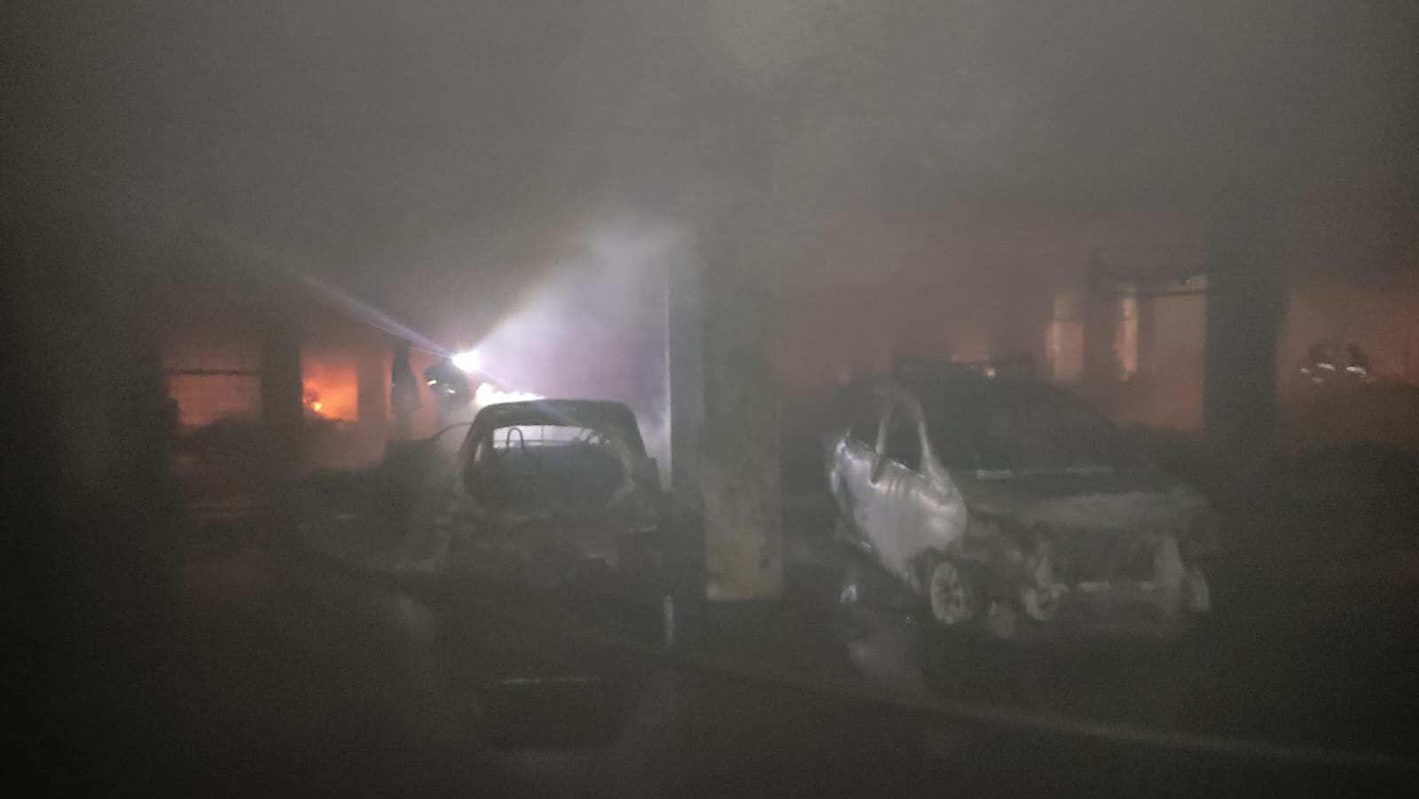 Belasan mobil terbakar