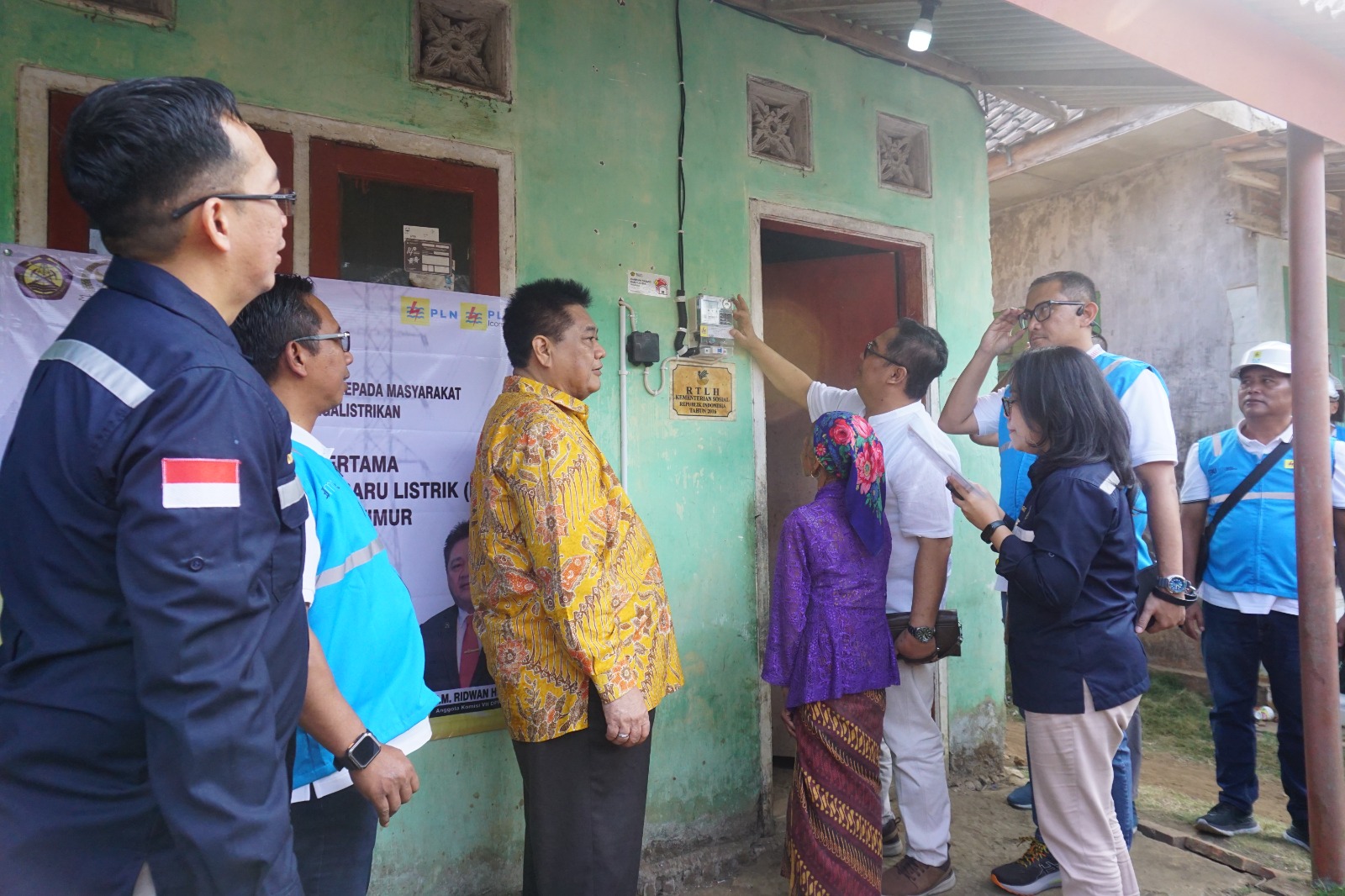 PT PLN (Persero) memeriahkan Hari Pelanggan Nasional dengan menyambungkan listrik gratis