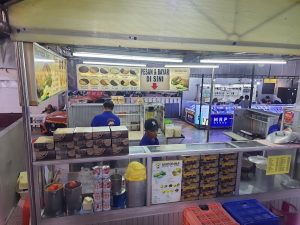 Martabak dan Terang Bulan Madonna, yang telah beroperasi sejak tahun 1987, merupakan kedai ikonik yang terus menjadi pusat perhatian di kalangan pecinta kuliner