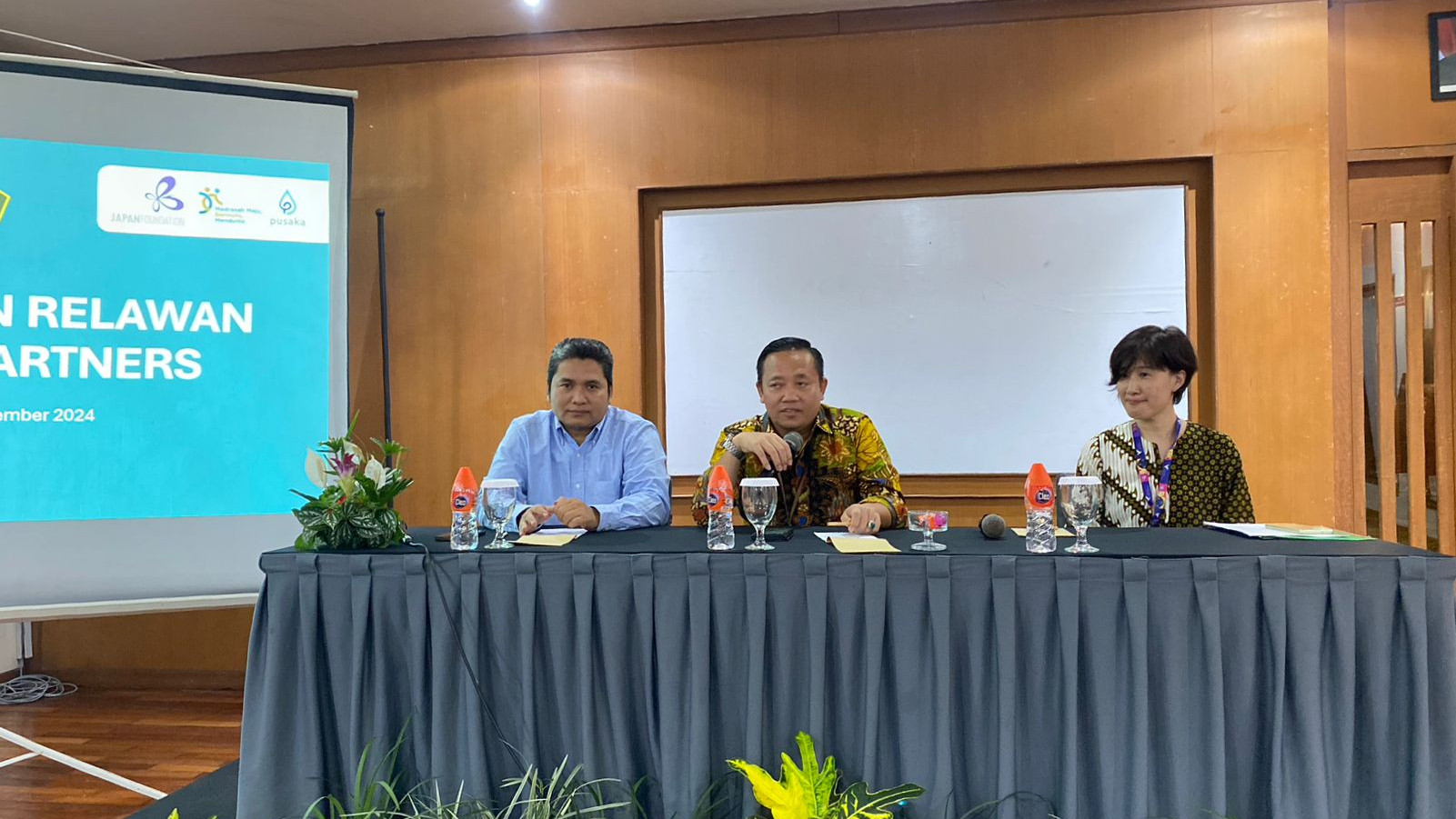 Dalam upaya meningkatkan kualitas pengajaran bahasa Jepang di Indonesia, Kementerian Agama, bekerja sama dengan The Japan Foundation. Kejasama ini dilaksanakan melalui Program Nihongo Partners.