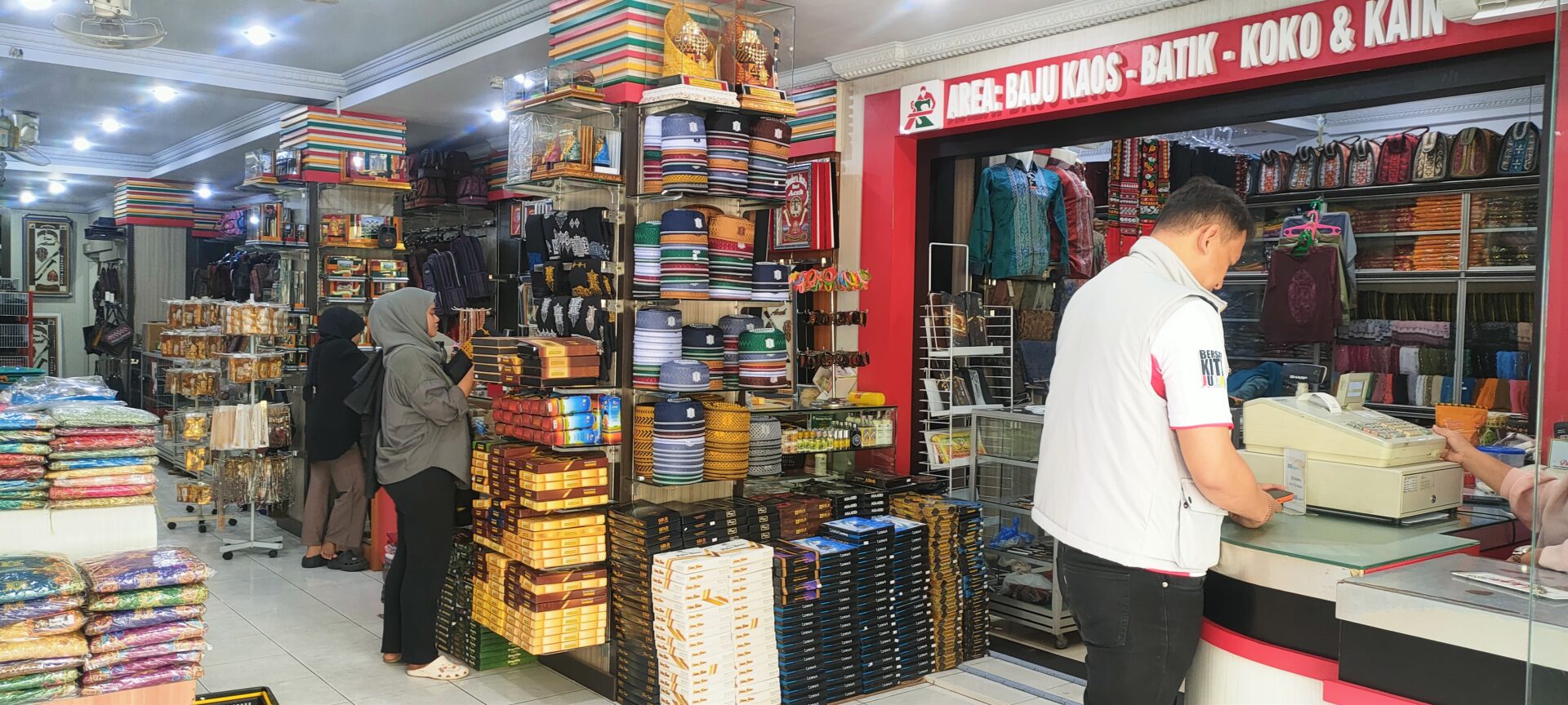 Souvenir bermotif khas Aceh seperti kain batik dan kerajinan tangan menjadi buruan para pengunjung PON XXI, sehingga penjualan di toko-toko seperti Pusaka Souvenir