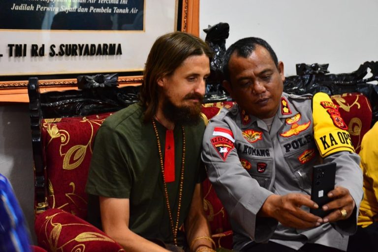 Setelah 1,5 tahun berada dalam kondisi tegang sebagai sandera Kelompok Kriminal Bersenjata (KKB) yang dipimpin oleh Egianus Kogoya, Pilot Philip akhirnya berhasil dibebaskan