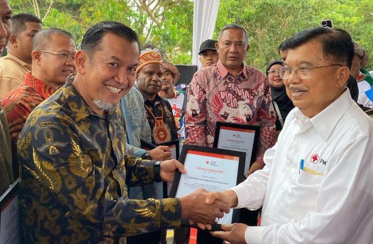 Ketua PMI Pusat, H. M. Jusuf Kalla memberikan penghargaan istimewa kepada Palang Merah Indonesia (PMI) Kabupaten Malang dan Kabupaten Banyuwangi.