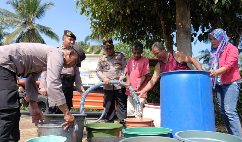 Sebagai bentuk kepedulian terhadap masyarakat, Kepolisisan Resor (Polres) Malang kembali menyalurkan bantuan air bersih kepada warga di dua desa yang mengalami kesulitan akibat kekeringan yang melanda wilayah Kecamatan Donomulyo dan Sumbermanjing Wetan, Kabupaten Malang.