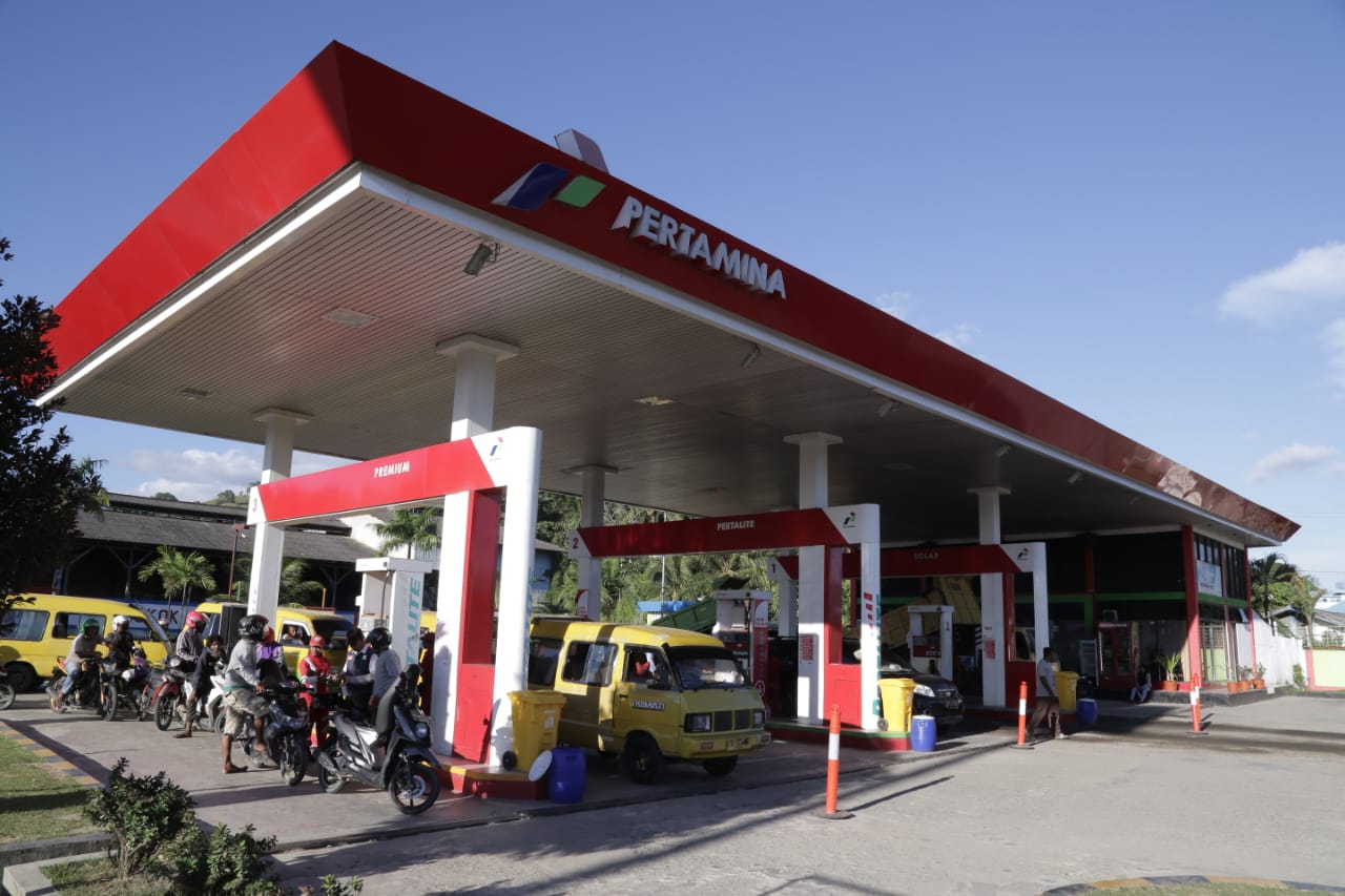 Terkait rencana Pertamina untuk membatasi pembelian Solar dan Pertalite bagi konsumen, Menteri Energi dan Sumber Daya Mineral (ESDM), Bahlil Lahadalia, telah menegaskan bahwa kebijakan tersebut tidak akan diterapkan mulai tanggal 1 Oktober 2024 seperti yang sebelumnya dijadwalkan.