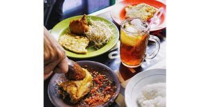Malang tidak hanya dikenal dengan keindahan alamnya, tetapi juga dengan kuliner pedas yang menggugah selera. Salah satu hidangan yang wajib dicoba adalah sego sambel
