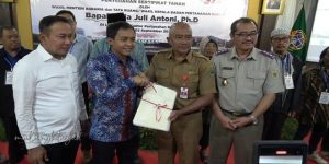 secara simbolis sertifikat tanah diberikan kepada warga dan Pemerintah Kota (Pemkot) Malang di Kantor BPN Kota Malang