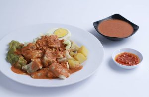 Siomay, hidangan khas Indonesia, merupakan adonan ikan tenggiri yang digiling halus dan dibungkus dengan kulit pangsit tipis.