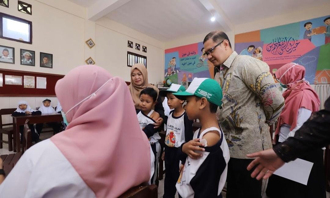 Dalam upaya memastikan kesehatan anak-anak di Kota Batu, Pj. Wali Kota Batu, Aries Agung Paewai, meninjau langsung pelaksanaan BIAS di MI Bustanul Ulum pada Rabu, (18/9).