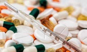 Kementerian Kesehatan (Kemenkes) mengimbau masyarakat untuk lebih bijak dalam mengonsumsi antibiotik guna mencegah risiko resistensi antimikroba (AMR).