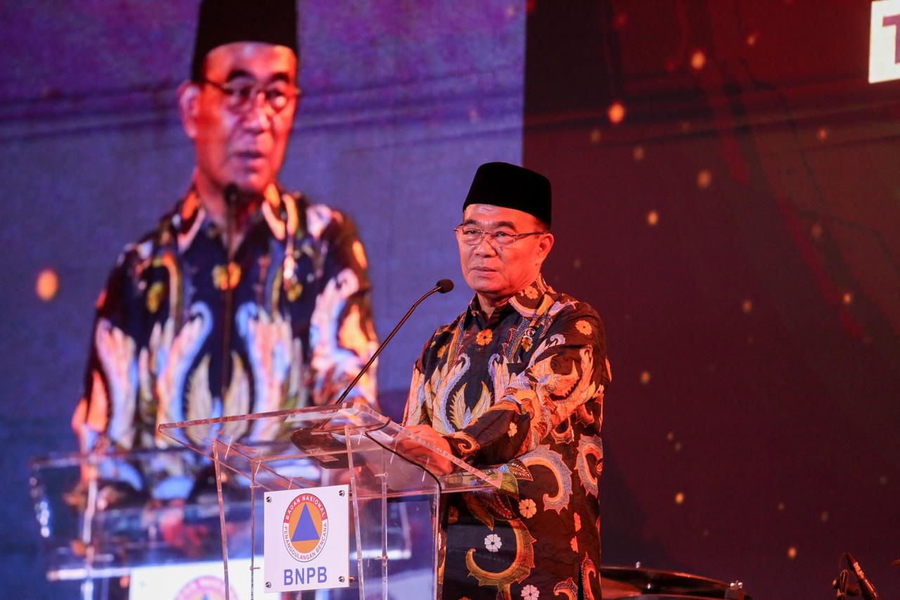 Bencana di Indonesia seringkali bersifat kompleks, melibatkan beberapa jenis bencana sekaligus. Misalnya, gempa bumi dapat memicu tsunami, longsor, atau bahkan erupsi gunung api.