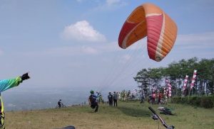 Terletak di Desa Glondongan, Sidoluhur, Kecamatan Lawang, Kabupaten Malang, Bukit Paralayang Sidoluhur menjadi salah satu destinasi wisata alam terbaru yang patut dikunjungi