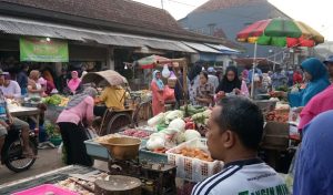 Harga bahan pokok di Kabupaten Malang terpantau stabil, berdasarkan data dari Sistem Informasi Harga dan Bahan Pokok (SI-HARKEPO) setempat.