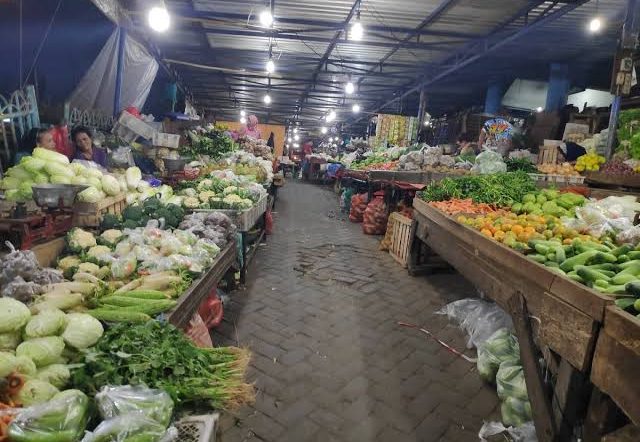 Harga bahan pokok di Kabupaten Malang terpantau stabil, berdasarkan data dari Sistem Informasi Harga dan Bahan Pokok (SI-HARKEPO) setempat.