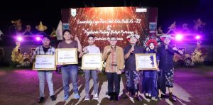 Kota Batu meluncurkan logo dan tema Hari Jadi ke-23 secara resmi pada Selasa malam (17/9) di panggung megah Sendratari Arjuna Wiwaha, Kelurahan Sisir, Kota Batu.