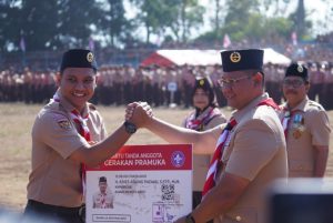 Lebih dari 7.000 Pramuka Kota Batu mendengarkan amanat Pj. Wali Kota Aries Agung Paewai pada peringatan Hari Pramuka ke-63.