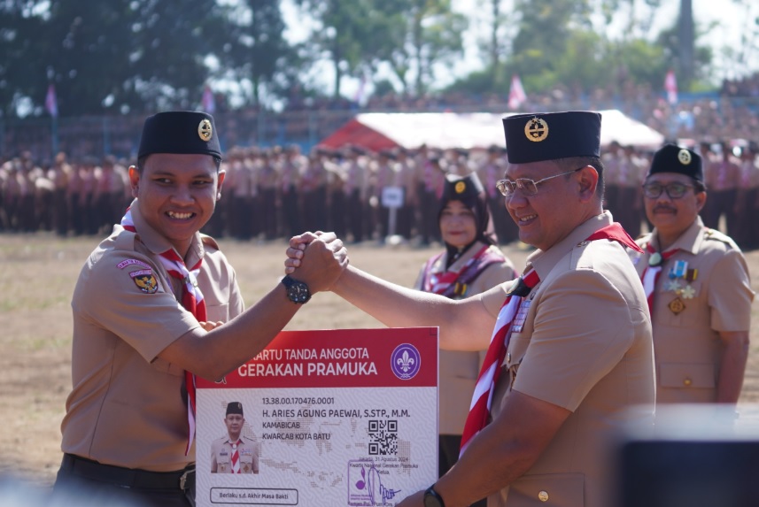 Lebih dari 7.000 Pramuka Kota Batu mendengarkan amanat Pj. Wali Kota Aries Agung Paewai pada peringatan Hari Pramuka ke-63.