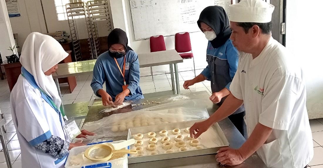 Di tengah anggapan umum bahwa banyak lulusan Sekolah Menengah Kejuruan (SMK) menjadi pengangguran, data terbaru justru menunjukkan tren positif.