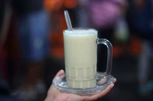 Malang, dengan suhu yang sejuk, telah menjadi tempat lahirnya minuman STMJ yang legendaris. STMJ merupakan singkatan dari susu, telor, madu, dan jahe.