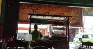 Bakso Bakar Soleh, yang terletak di Jalan Raya Pakisaji No. 90, adalah salah satu tempat makan yang selalu ramai pengunjung