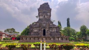 Candi Singosari, terletak di Desa Candirenggo, Kecamatan Singosari, Kabupaten Malang, Jawa Timur. Jaraknya hanya sekitar 12 kilometer dari pusat Kota Malang dan tidak jauh dari Pasar Singosari.