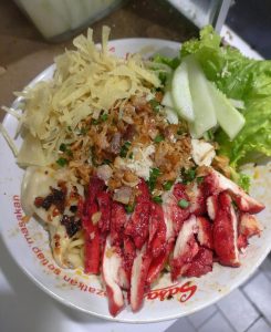 Depot Karunia adalah destinasi kuliner yang cocok bagi pencinta cwie mie yang mencari cita rasa autentik khas Malang.