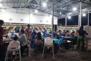 Lalapan dan Seafood Cak Der merupakan salah satu tempat makan terkenal di Kabupaten Malang yang menawarkan beragam menu seafood dengan porsi melimpah