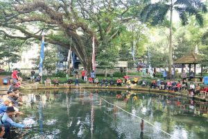 Suasana ceria menyelimuti Danau Trapesium saat Universitas Negeri Malang (UM) yang menggelar lomba memancing dalam rangka HUT Korps Pegawai Republik Indonesia (KORPRI) ke-53, Jumat, (4/10).