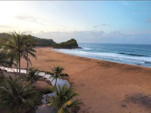 Berada di Jalur Pantai Selatan, Pantai Wonogoro menawarkan ketenangan dan keindahan yang sulit ditemukan di pantai-pantai populer lainnya.