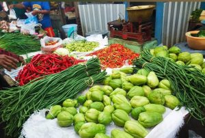 Harga bahan pokok di Kota Malang mayoritas terpantau turun, berdasarkan catatan Dinas Koperasi, Perindustrian, dan Perdagangan (Diskopindag) setempat