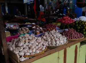 Berdasarkan catatan dari Diskopindag Kota Malang, harga beberapa komoditas utama terpantau mengalami fluktuasi. Harga bawang putih naik