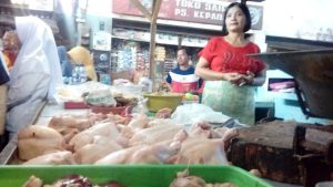 Beberapa komoditas seperti bawang putih, cabai rawit, dan daging sapi murni mengalami kestabila harga sejak awal pekan