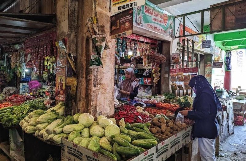 Harga bahan pokok di Kabupaten Malang terpantau mengalami fluktuasi, berdasarkan data dari Sistem Informasi Harga dan Bahan Pokok (SI-HARKEPO) setempat.