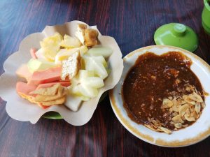 Kota Malang, dengan suasana panasnya, menjadi tempat yang sempurna untuk menikmati segarnya rujak buah yang menggugah selera.