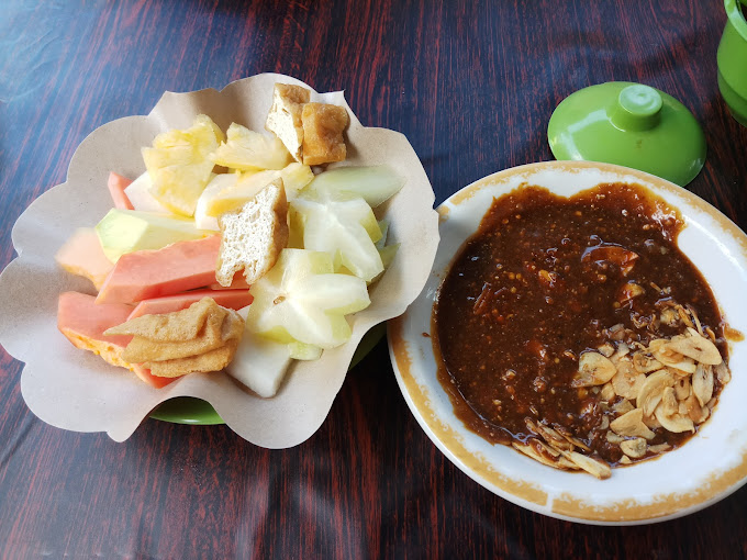 Kota Malang, dengan suasana panasnya, menjadi tempat yang sempurna untuk menikmati segarnya rujak buah yang menggugah selera.