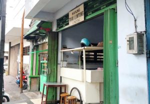 Salah satu yang paling terkenal adalah Tahu Lontong Lonceng, sebuah kedai yang terletak di Jalan Martadinata No. 66.