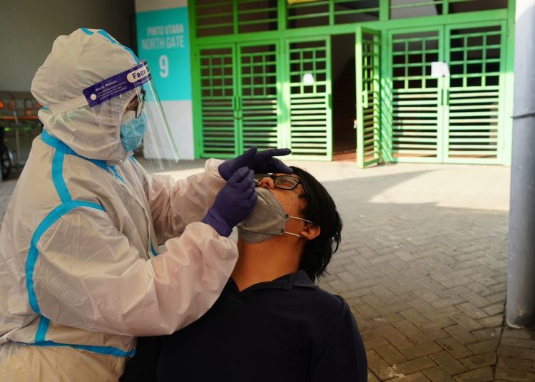 Belakangan ini, beredar narasi yang mengklaim bahwa RT-PCR (reverse transcription-polymerase chain reaction) hanya berfungsi untuk memeriksa asidosis dan bukan untuk mendeteksi virus, seperti SARS-CoV-2 penyebab COVID-19