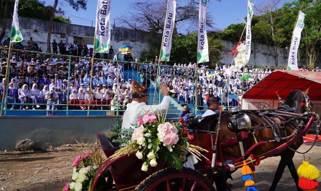 Acara peringatan HUT ke-23 Kota Batu dimulai dengan upacara yang dipimpin langsung oleh Pj. Wali Kota Batu, Aries Agung Paewai, sebagai Inspektur Upacara