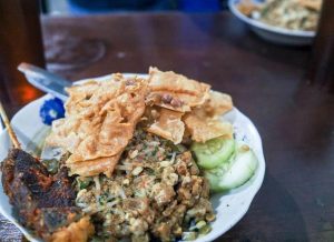 di Kota Malang, pecel mendapat sentuhan unik dengan tambahan kuah rawon yang khas. Warung Malam Pak Gatot, yang terletak di Jalan Supriyadi, Sukun