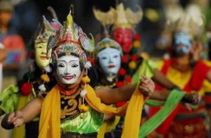 Wayang Topeng Panji Malang memiliki karakter unik dengan tokoh-tokoh seperti Panji Asmarabangun, Dewi Sekartaji, dan punggawa kerajaan lainnya.
