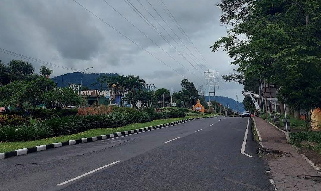 Pemerintah Kota Batu mengumumkan dimulainya pekerjaan preservasi jalan yang bertujuan untuk meningkatkan kenyamanan dan keselamatan pengguna jalan.