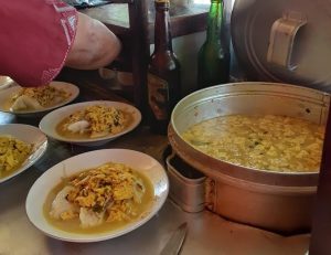 Salah satu yang paling legendaris adalah orem-orem Pak Mahmudi, yang sudah berdiri sejak tahun 1970-an.