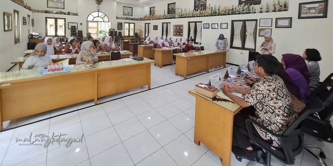 Melalui program "Cegah Anemia melalui Kader Sebaya", SMPN 5 Malang dan Unair memberdayakan remaja putri untuk saling mengingatkan dan mendukung dalam upaya mencegah anemia.