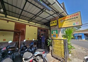 Salah satu kuliner Indonesia yang menjadi favorit adalah Soto Ayam, hidangan berkuah yang segar dan kaya rempah, dengan pilihan daging ayam atau sapi sebagai bahan utama.