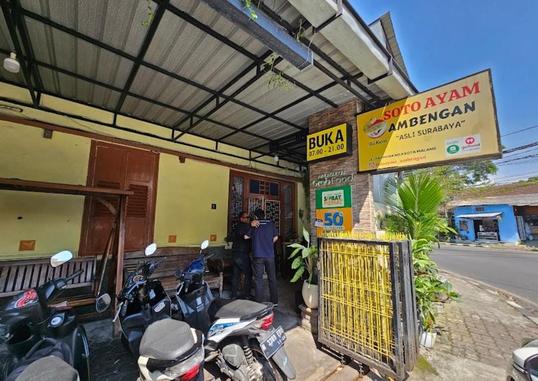 Salah satu kuliner Indonesia yang menjadi favorit adalah Soto Ayam, hidangan berkuah yang segar dan kaya rempah, dengan pilihan daging ayam atau sapi sebagai bahan utama.