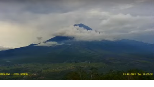 Gunung Semeru Waspada