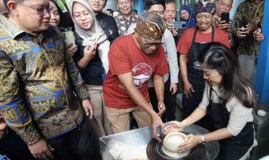 Menkomdigi Keramik Dinoyo